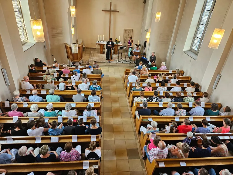 Volle Reihen beim Gottesdienst zum Start des Gemeindefestes.